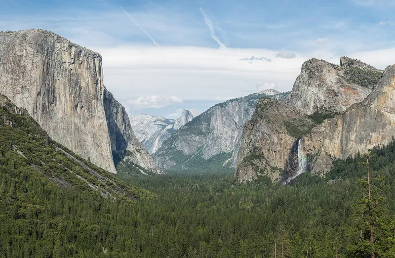 Tunnel View panorama of Yosemite Valley with El Capitan and Half Dome