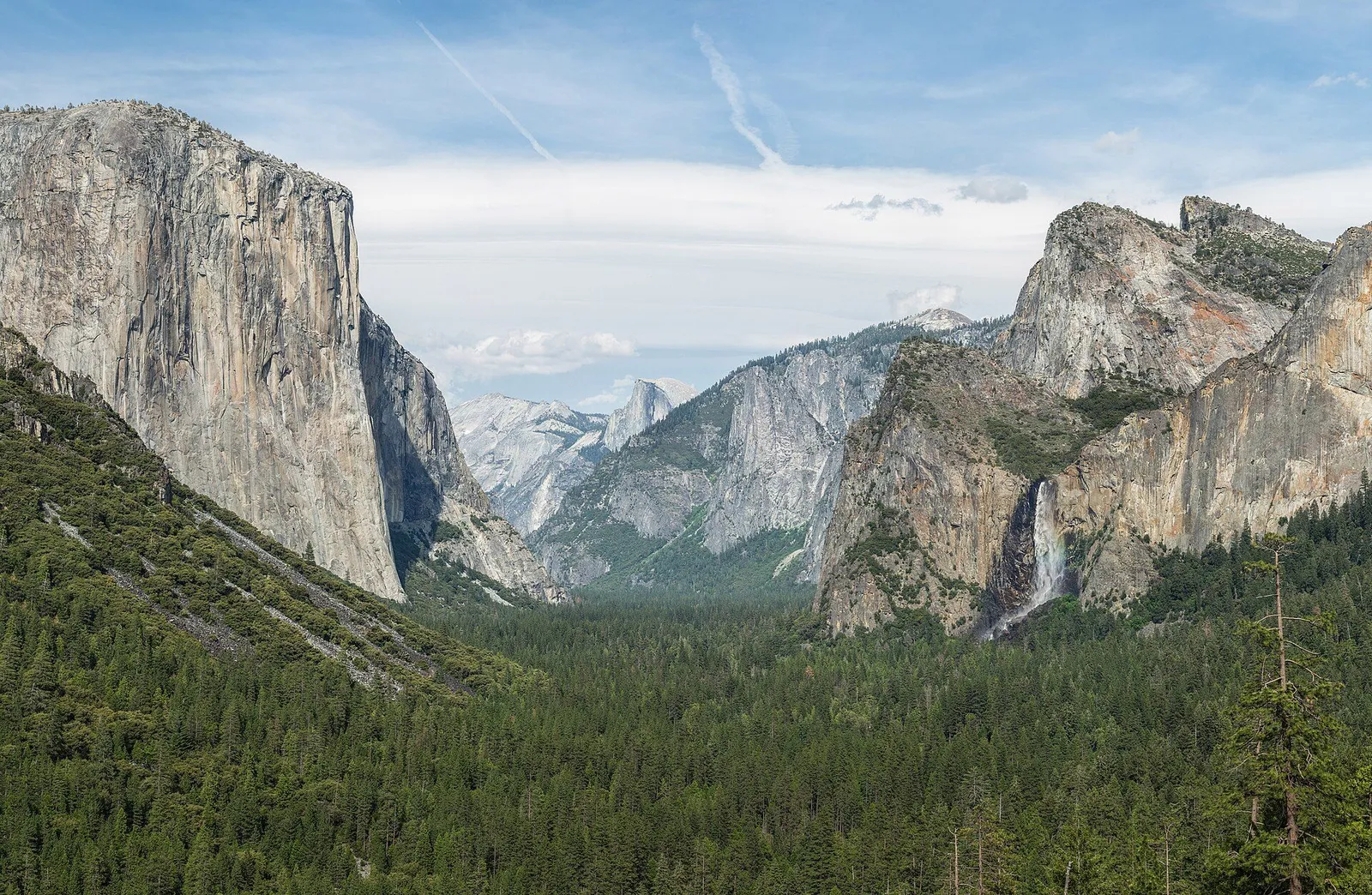 Tunnel View panorama of Yosemite Valley with El Capitan and Half Dome
